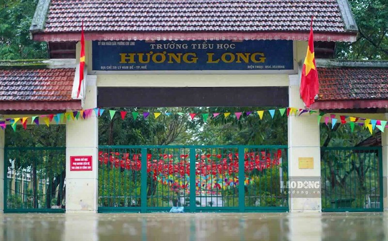 Students in Hue City continue to have a day off to ensure safety against floods. Photo: Nguyen Luan.