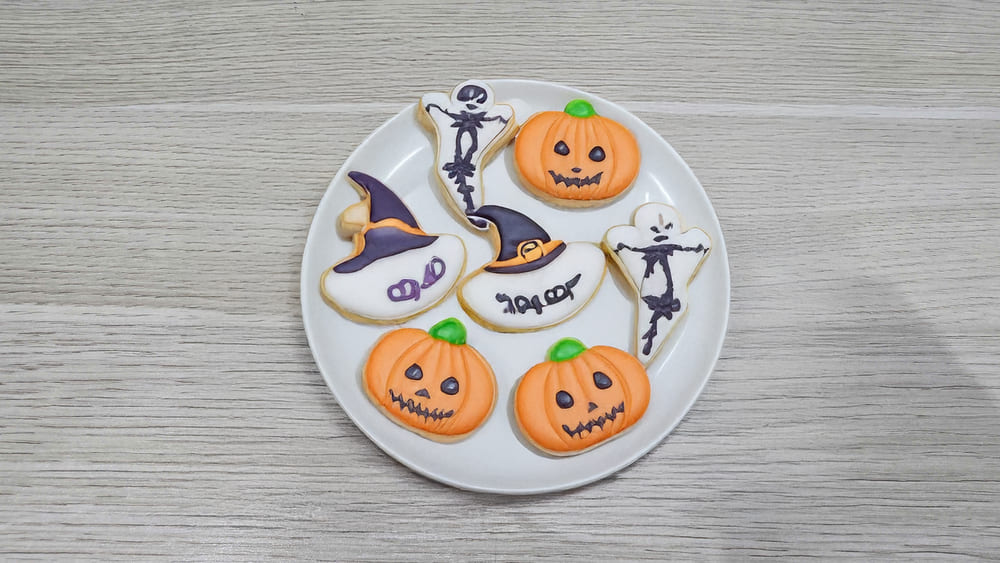 Parents can make Halloween-themed sugar cookies fun with their children. Photo: Tuan Dat
