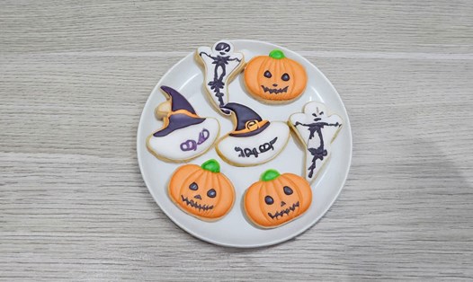 Cha mẹ có thể cùng con trẻ làm bánh quy đường mang chủ đề Halloween vui nhộn. Ảnh: Tuấn Đạt