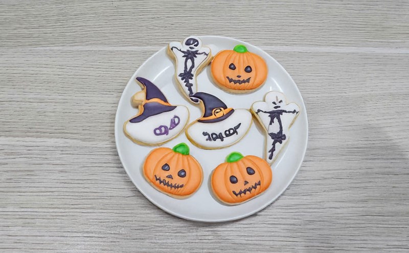 Parents can make Halloween-themed sugar cookies fun with their children. Photo: Tuan Dat