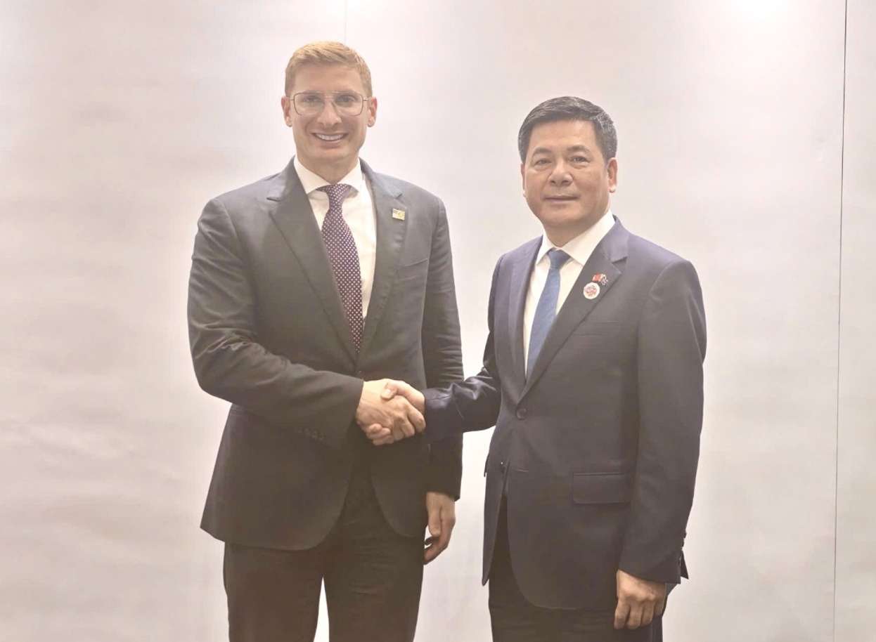 Le ministre Nguyen Hong Dien a reçu et travaille avec le vice-ministre des Affaires etrangeres des Etats-Unis charge de l'economie de l'environnement et de l'energie Jacob Helberg. Photo : Ministere de l'Industrie et du Commerce