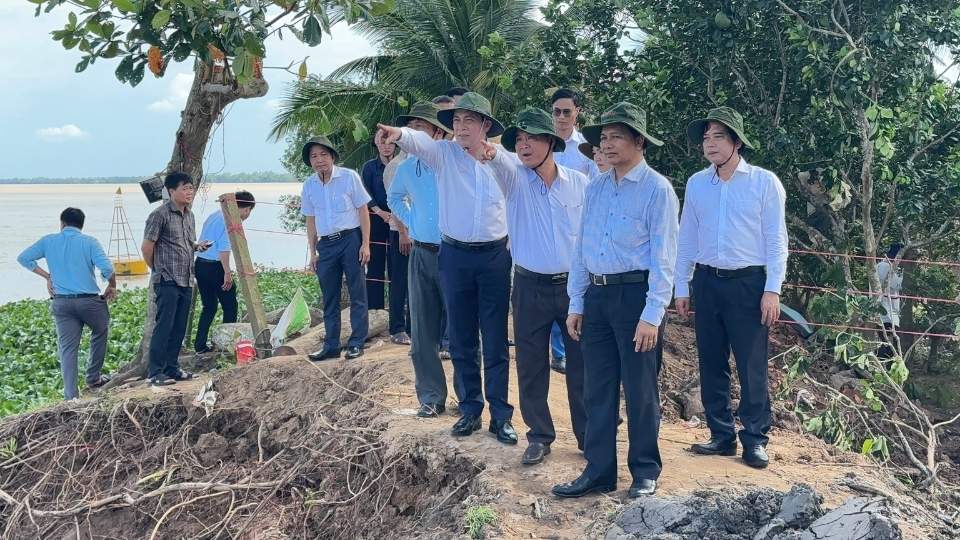 Secretary of Vinh Long Provincial Party Committee Tran Van Lau (front row, right cover) inspected the actual landslide and dike breach at Thanh Long Islet, Quoi Thien Commune. Photo: Hoang Loc