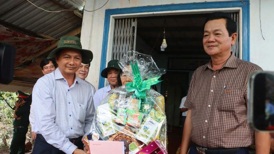 Bi thu Tinh uy Vinh Long Tran Van Lau tang qua, dong vien 6 ho dan Con Thanh Long chiu anh huong cac vu sat lo va vo de. Anh: Hoang Loc