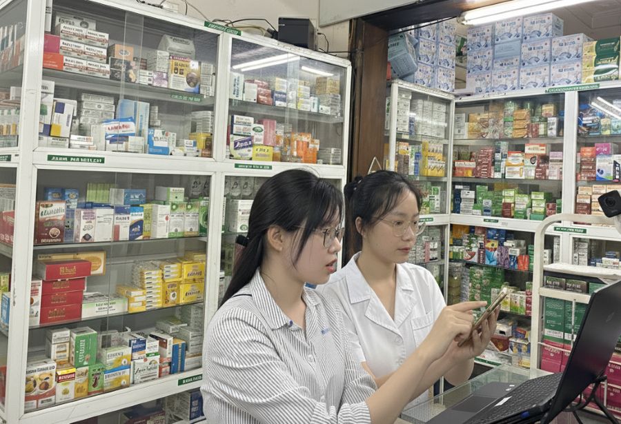 Nhan vien VNPT huong dan chu hieu thuoc su dung VNPT HKD tai Ha Noi