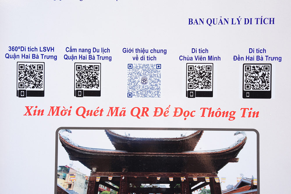 Cac ma QR duoc bo tri thuan tien, giup du khach de dang tra cuu thong tin. Anh: Vu Linh