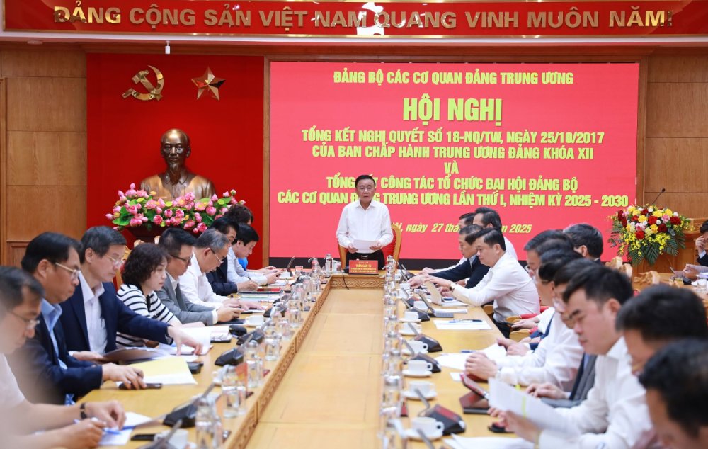 Uy vien Bo Chinh tri, Thuong truc Ban Bi thu Tran Cam Tu - Bi thu Dang uy cac co quan Dang Trung uong - chu tri Hoi nghi. Anh: Kim Thanh