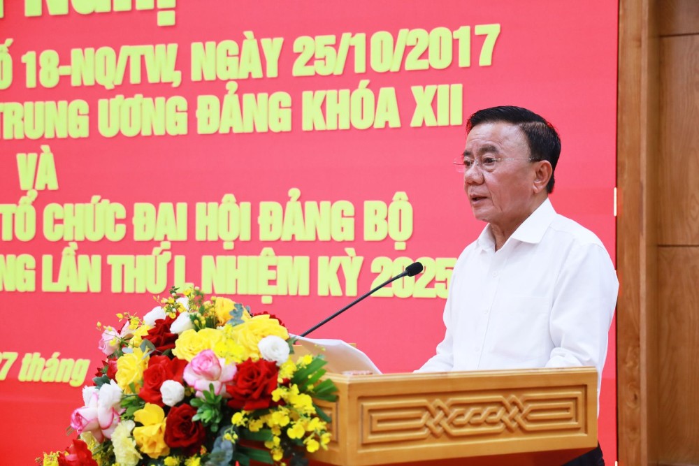 Directing a number of tasks to the Party Committees of Central Party agencies, Standing member of the Secretariat Tran Cam Tu requested to urgently complete the Job Position Project, continuing to perfect the team of cadres, civil servants and public employees. Photo: Kim Thanh