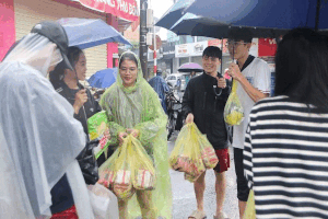 A group of students in Hue team in the rain to buy food and support were deeply flooded. Photo: Nguyen Luan