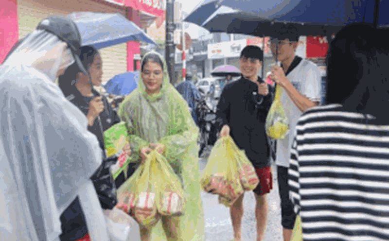 A group of students in Hue team in the rain to buy food and support were deeply flooded. Photo: Nguyen Luan