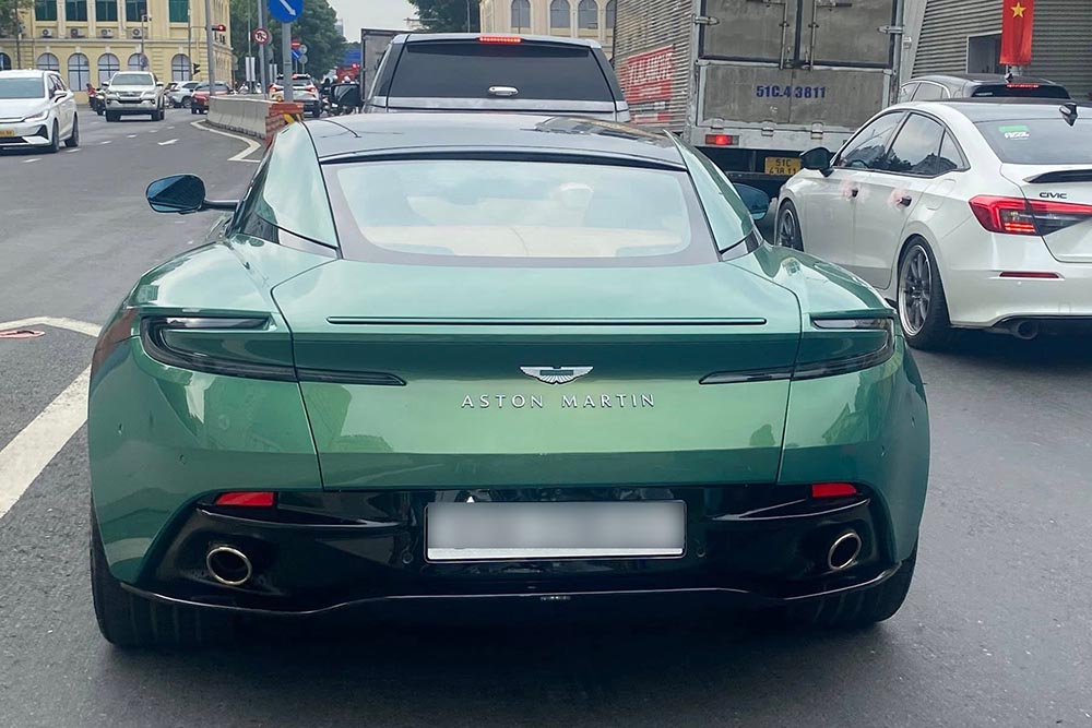 El Aston Martin DB12 con pintura azul claro se registro en la ciudad de Ho Chi Minh atrayendo la atencion de los amantes de los coches. Foto: Thanh Thao