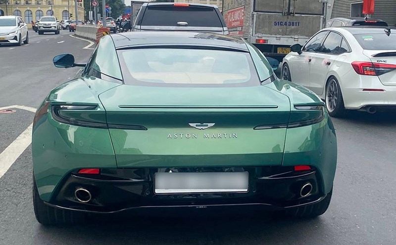 The Aston Martin DB12 with light blue paint is recorded to have appeared in Ho Chi Minh City, attracting the attention of car enthusiasts. Photo: Thanh Thao