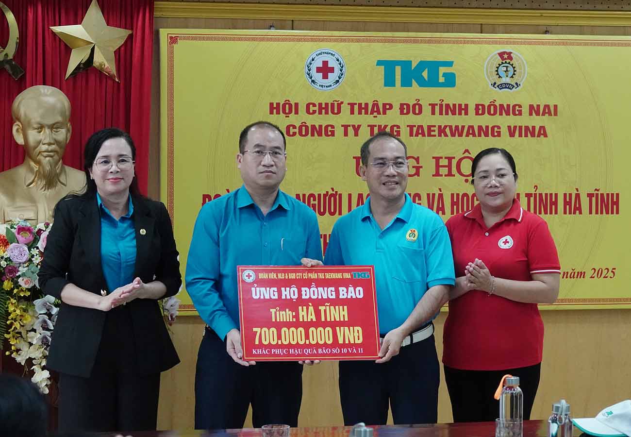 The Ha Tinh Provincial Federation of Labor received 700 million VND to coordinate in giving support to union members, workers and students in Ha Tinh who suffered damage caused by storms No. 10 and No. 11. Photo: Tran Tuan.