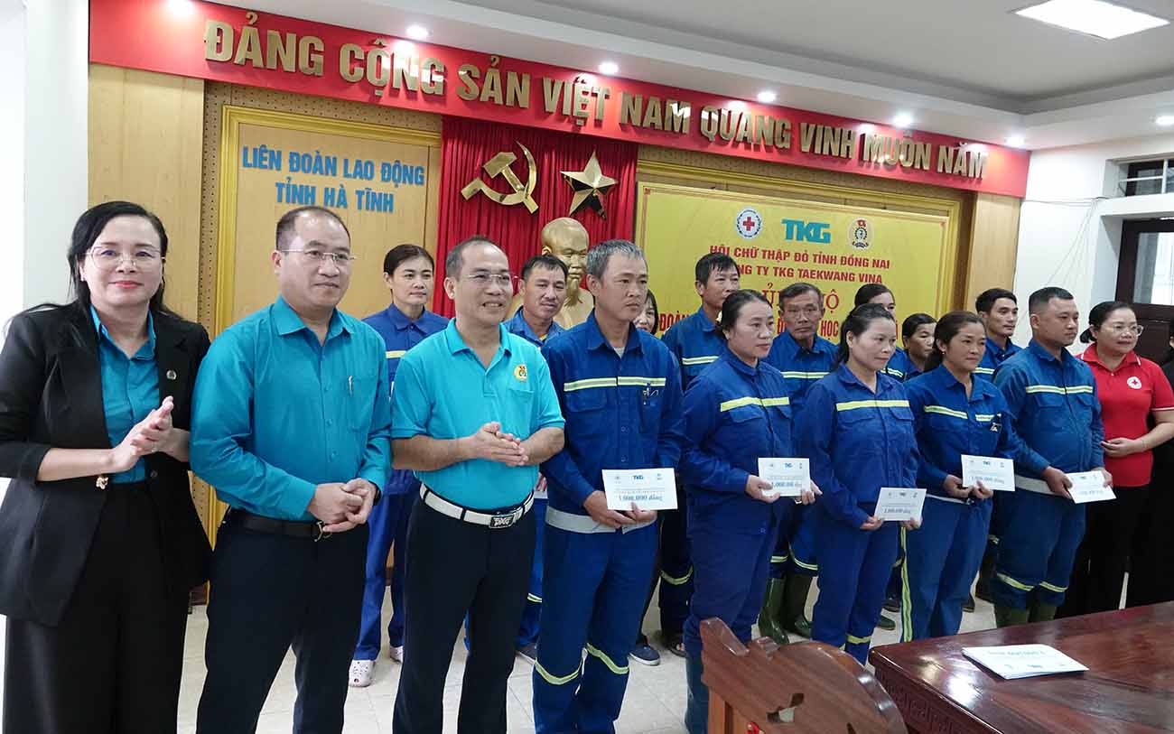 Trao qua cho cong nhan tai buoi le. Anh: Tran Tuan.