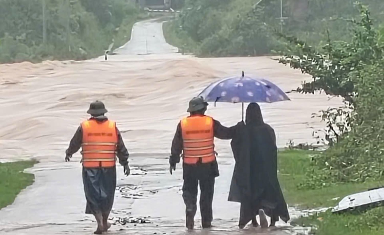 Heavy rain caused flooding and disruption of many roads in the southern area of Quang Tri province. Photo: Han Nguyen