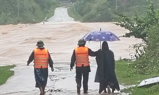 Mưa lớn gây ngập, chia cắt nhiều tuyến đường ở khu vực phía Nam tỉnh Quảng Trị. Ảnh: Hàn Nguyên