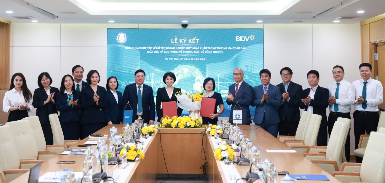 Dai dien BIDV va Cuc Phong ve thuong mai ky ket thoa thuan hop tac