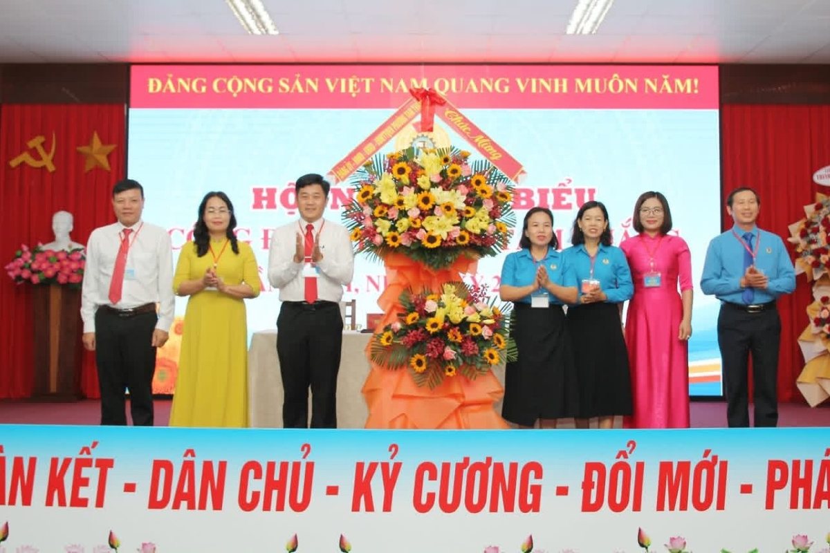 Tam Thang Ward (HCMC) presented flowers to congratulate the 1st Ward Trade Union Delegation Conference, term 2025-2030. Photo: CDTT