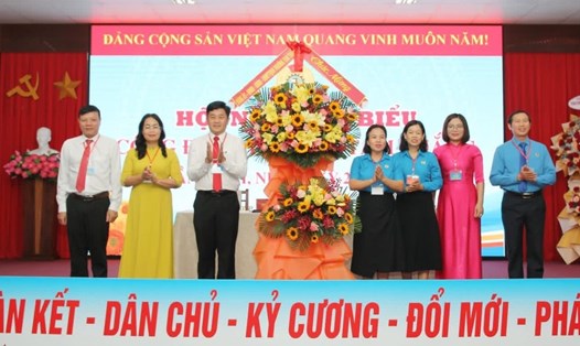 Phường Tam Thắng (TPHCM) tặng hoa chúc mừng Hội nghị đại biểu Công đoàn phường lần thứ I, nhiệm kỳ 2025-2030. Ảnh: CĐTT