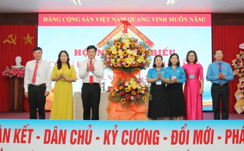 Tam Thang Ward (HCMC) presented flowers to congratulate the 1st Ward Trade Union Delegation Conference, term 2025-2030. Photo: CDTT