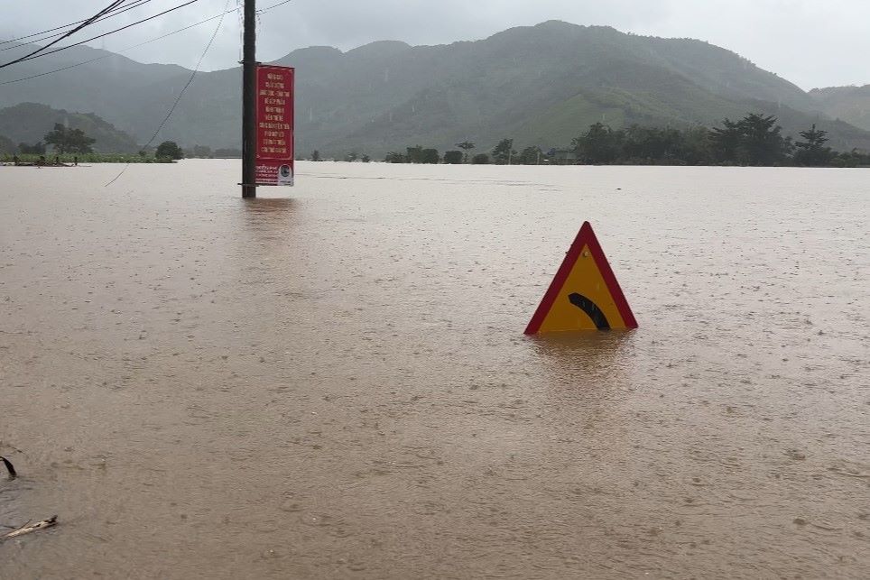Fuertes lluvias sumergen la zona costera de Da Nang la gente cheo ghe en medio del mar de agua. Foto: Tran Thi