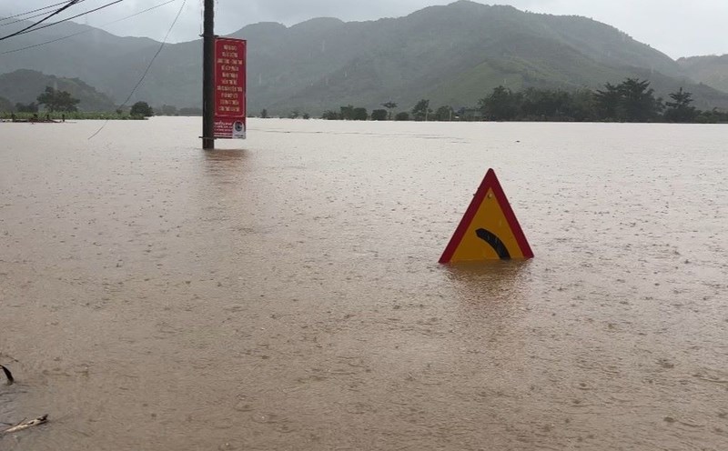 Heavy rain submerged the suburbs of Da Nang, people rowed boats in the middle of the sea. Photo: Tran Thi