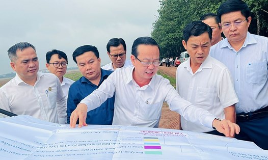 Đoàn công tác của UBND TPHCM kiểm tra, khảo sát thực tế tiến độ thu hồi đất cho dự án Vành đai 4 TPHCM. Ảnh: Phương Chi