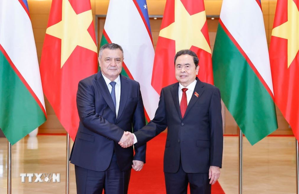 Politburo member and National Assembly Chairman Tran Thanh Man welcomed Speaker of the Uzbekistan House of Representatives Nuriddin Ismoilov. Photo: VNA