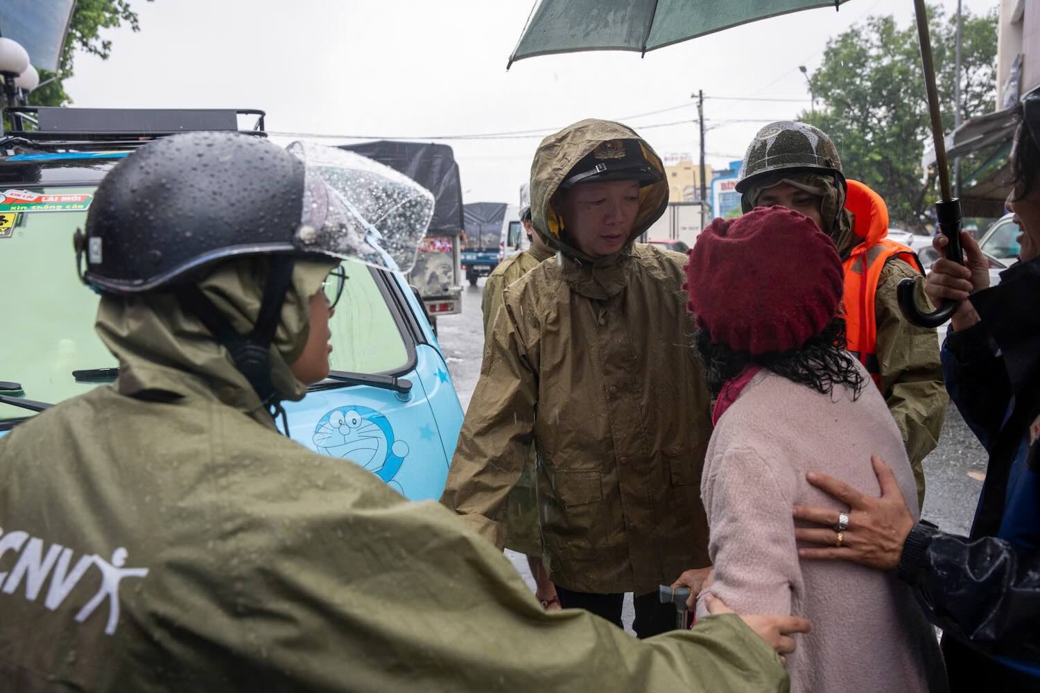 Mr. Phan Thien Dinh - Chairman of Hue City People's Committee encouraged patients to evacuate from deeply flooded areas to ensure safety. Photo: N. Minh.