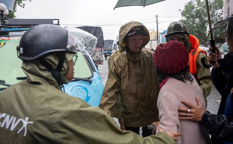 Mr. Phan Thien Dinh - Chairman of Hue City People's Committee encouraged patients to evacuate from deeply flooded areas to ensure safety. Photo: N. Minh.