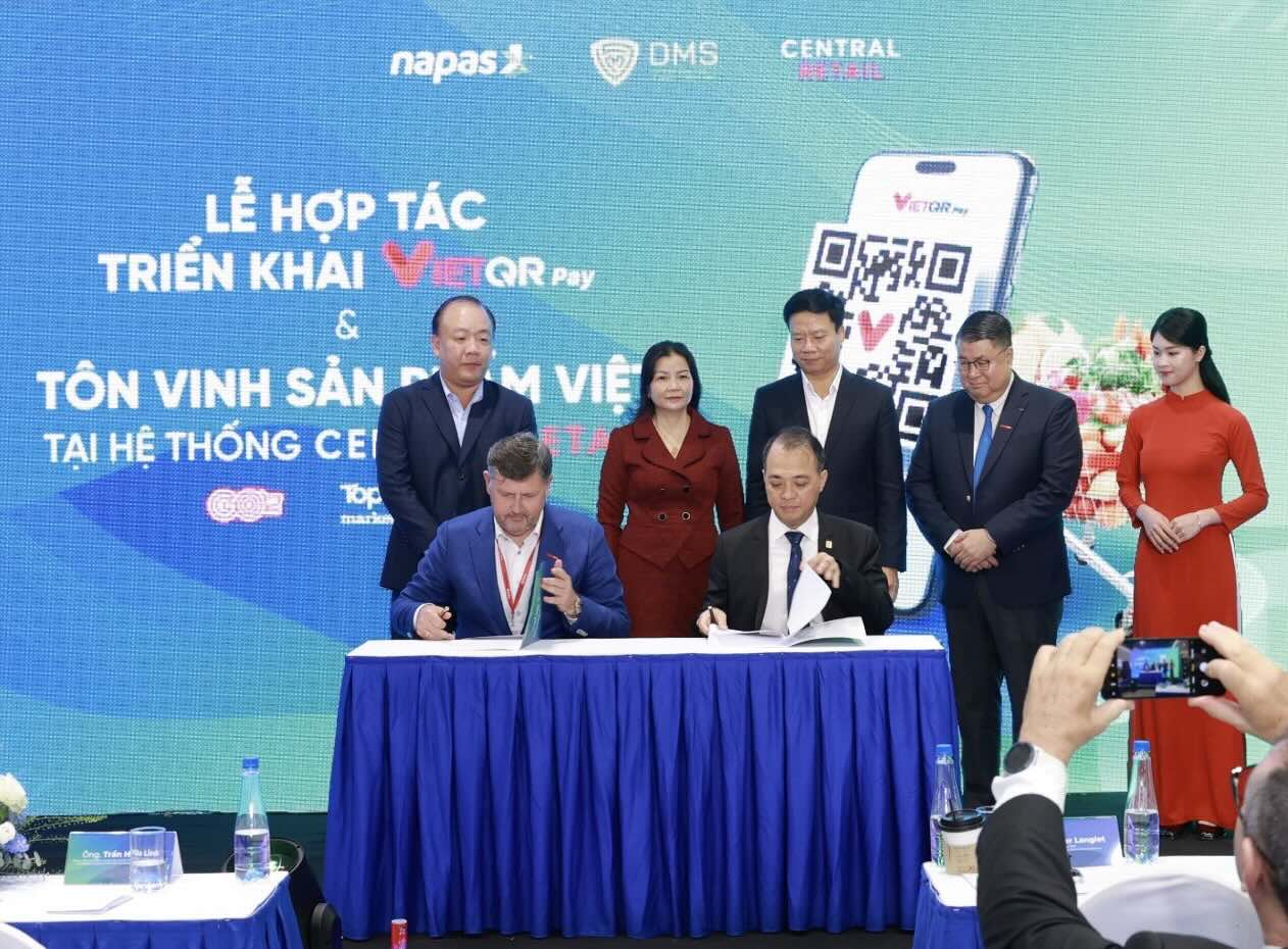 Le ky hop tac trien khai VIETQRPay tai he thong sieu thi thuoc tap doan Central Retail Viet Nam