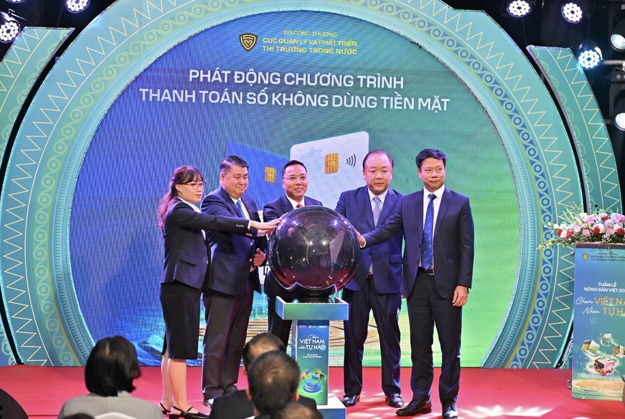 Tong Giam doc NAPAS Nguyen Quang Minh tham gia phat dong chuong trinh thanh toan khong dung tien mat