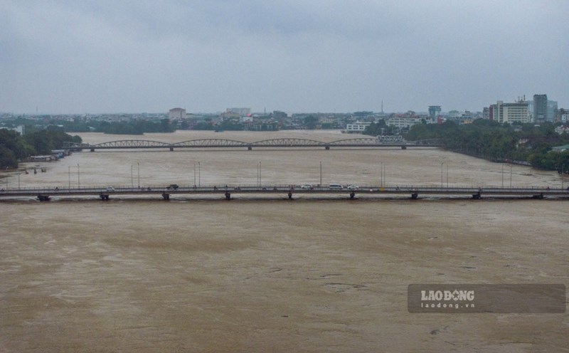 Hue City is experiencing very heavy rain, rising floodwaters, many roads and houses are heavily flooded. Photo: Phuc Dat