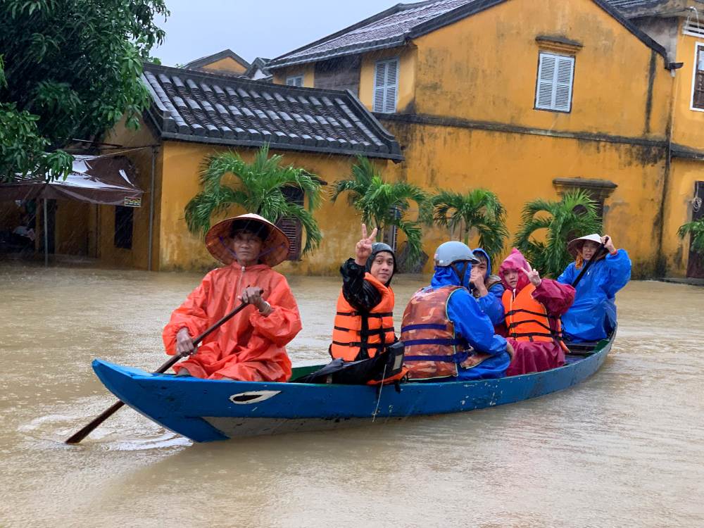El nivel del agua de las inundaciones sube rapidamente los residentes y turistas en las zonas profundamente inundadas de Hoi An evacuan urgentemente en barcos. Foto: Thanh Huyen