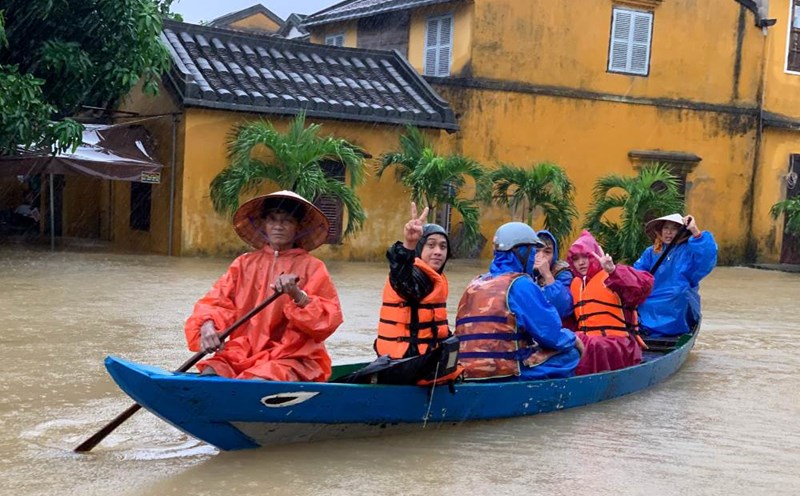 Floodwaters rose, people and tourists in deeply flooded areas in Hoi An urgently evacuated by boat. Photo: Thanh Huyen