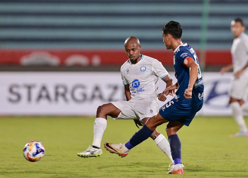 Percy Tau khong co ten trong danh sach dang ki thi dau cua Nam Dinh. Anh: NDFC