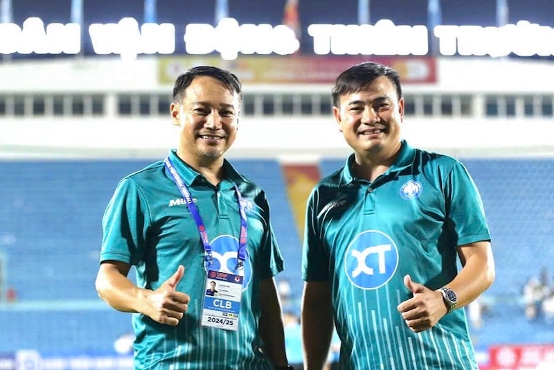 Huan luyen vien Nguyen Trung Kien (ben phai) dan dat Nam Dinh ke tu vong 8. Anh: NDFC