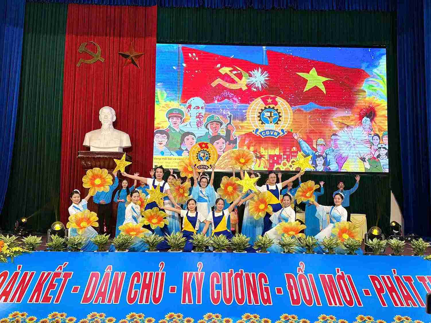 トゥキーコミューン労働組合会議は、文明化された現代的なトゥキーを構築する決意を確認した 写真: Mai Huong