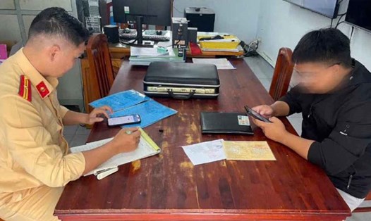 Lực lượng CSGT đã lập biên bản xử phạt 19 triệu đồng tài xế đi ngược chiều trên Đại lộ ở Khánh Hòa. Ảnh: Phòng CSGT