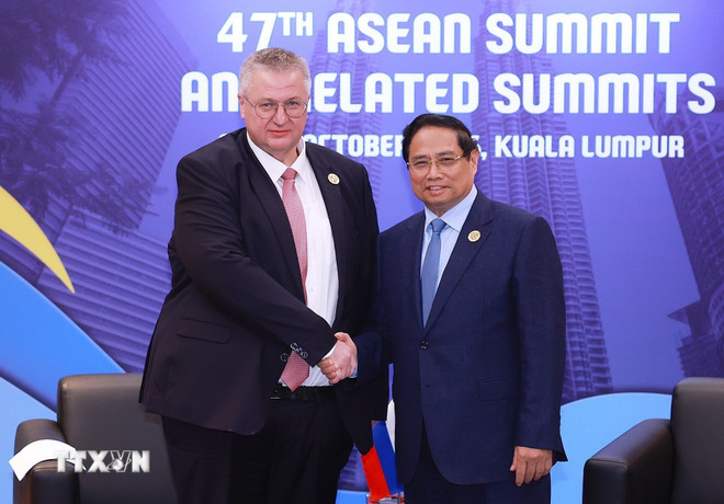 Politburo member and Prime Minister Pham Minh Chinh met with Russian Deputy Prime Minister Alexey Overchuk, agreeing to soon start construction of Ninh Thuan 1 nuclear power plant. Photo: VNA