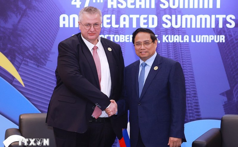 Politburo member and Prime Minister Pham Minh Chinh met with Russian Deputy Prime Minister Alexey Overchuk, agreeing to soon start construction of Ninh Thuan 1 nuclear power plant. Photo: VNA