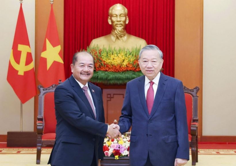 General Secretary To Lam received Lao Deputy Prime Minister Kikeo Khaykhamphithoune. Photo: VNA