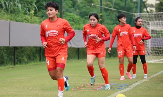 Đội tuyển nữ Việt Nam tăng cường thể lực, sẵn sàng cho SEA Games 33. Ảnh: VFF