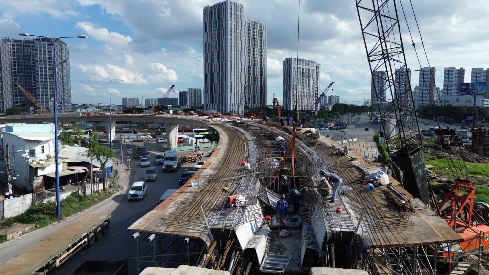 Construction of the N2 bridge branch at the An Phu intersection. Photo: Anh Tu