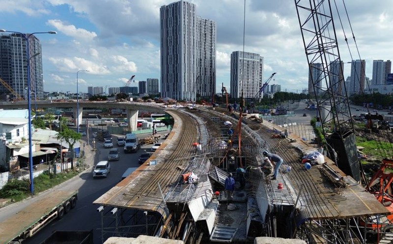 Construction of the N2 bridge branch at the An Phu intersection. Photo: Anh Tu