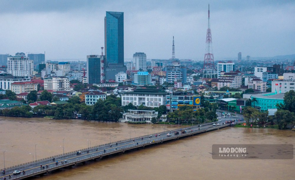 Chieu 27.10, nhieu noi tren dia ban TP Hue van bi ngap sau trong “bien nuoc” do anh huong cua mua lon va thuy dien dieu tiet nuoc.