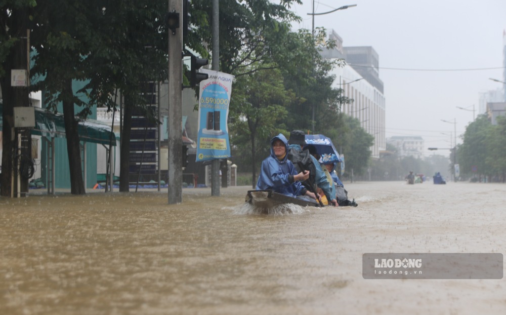 Cac tuyen duong nhu Ly Thuong Kiet, Nguyen Hue, Ba Trieu, Dong Da, Le Duan, Bui Thi Xuan va rat nhieu tuyen duong khac bi chim trong “bien nuoc“.
