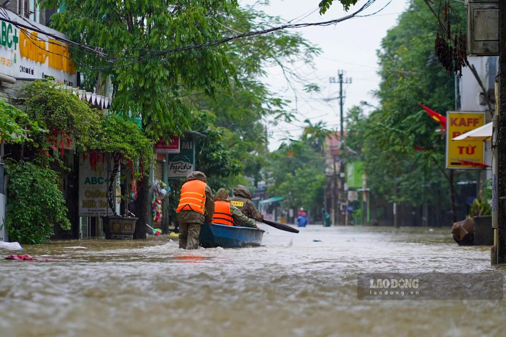 Luc luong chuc nang duoc huy dong ho tro nguoi dan ung pho thien tai, so tan den nhung noi an toan.