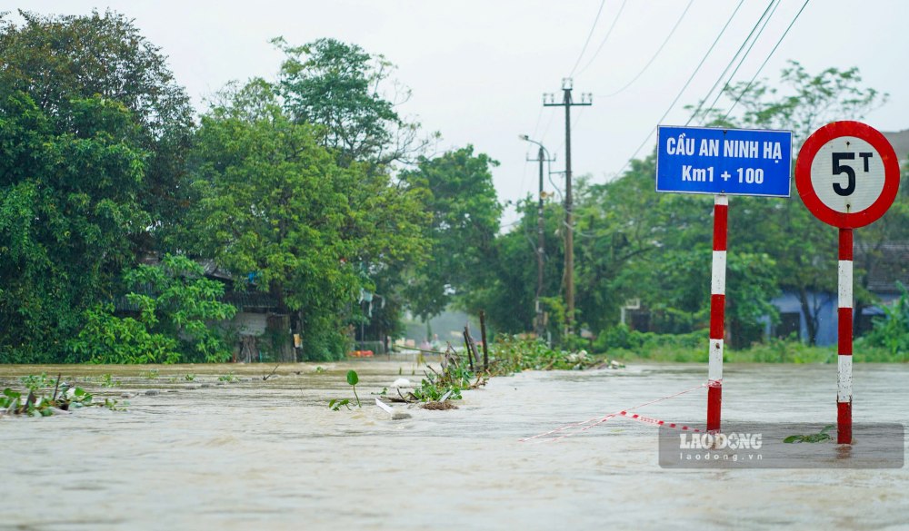 Cau An Ninh Ha o phuong Kim Long bi nhan chim, nuoc lu chay xiet. 