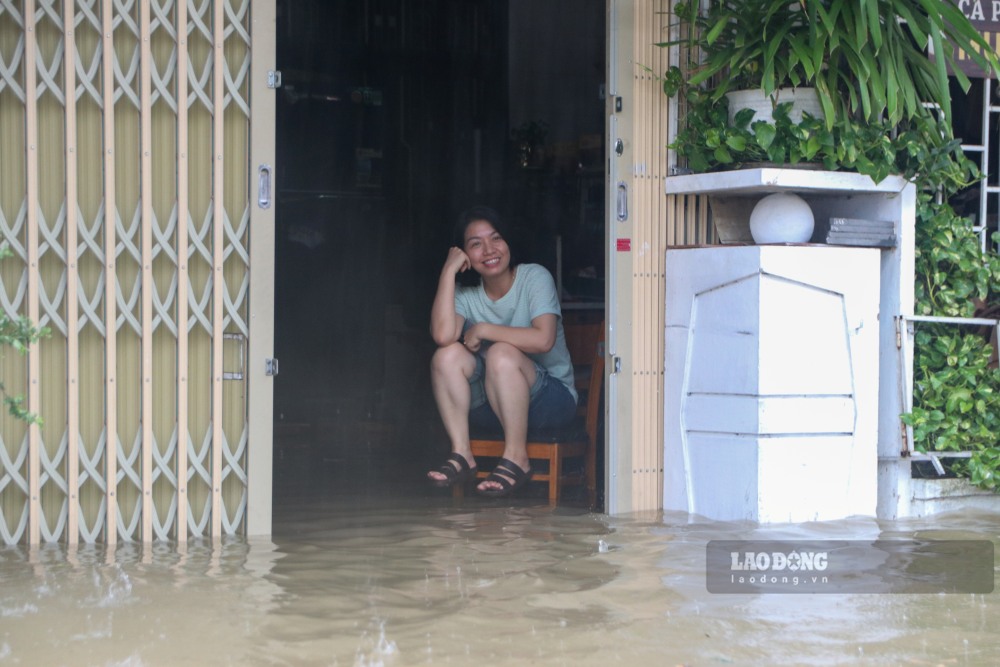 Nuoc tran vao nha dan tu trua den chieu nay chua co dau hieu rut.