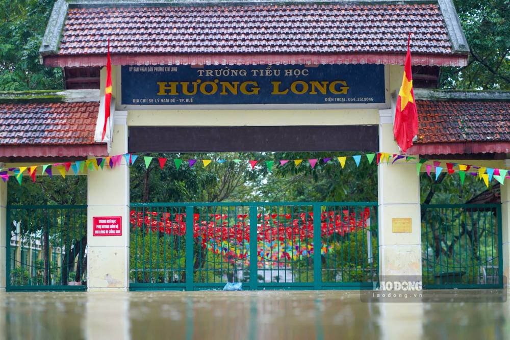 Nuoc lu bao vay cac truong hoc, hoc sinh tiep tuc duoc nghi hoc va thuc hien cac phuong an dam bao an toan truoc mua lu.